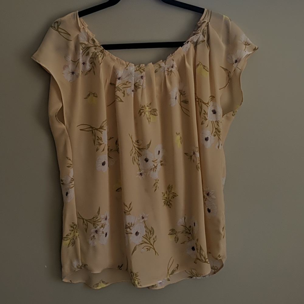 Peach and floral scoop neck short sleeve blouse